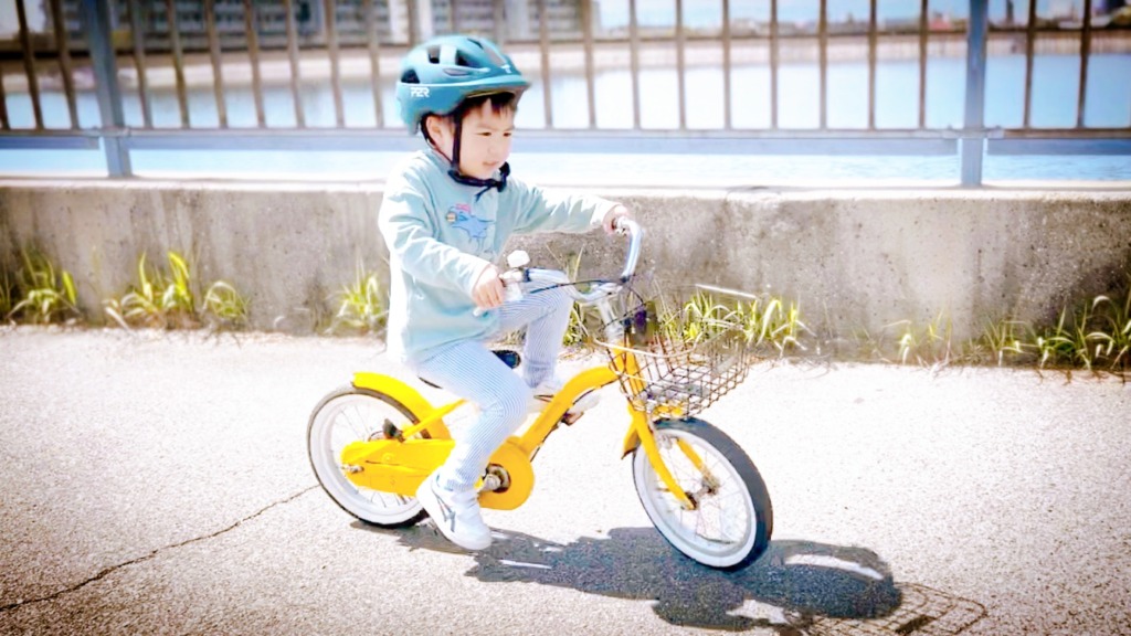 自転車に乗る4歳児