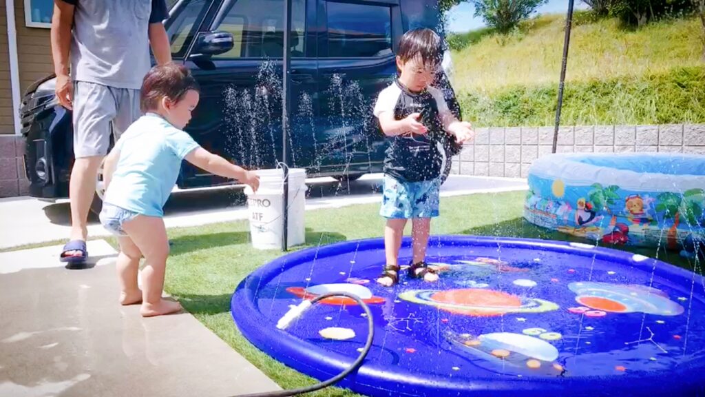 水遊びする3歳児